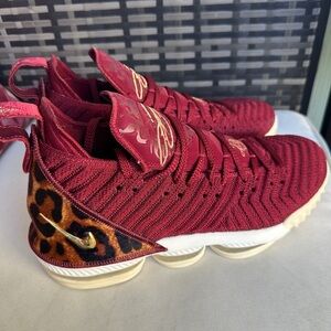 New Le Bron James 16 KING. NEW SIZE 11​